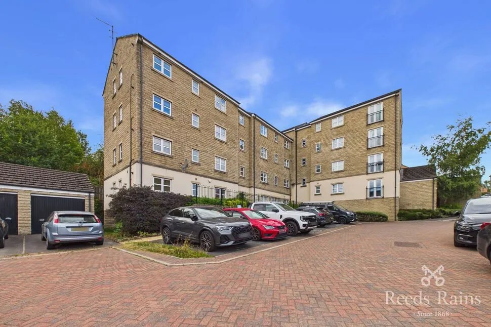2 bed flat for sale — Laithe Hall Avenue, Cleckheaton, West Yorkshire, BD19