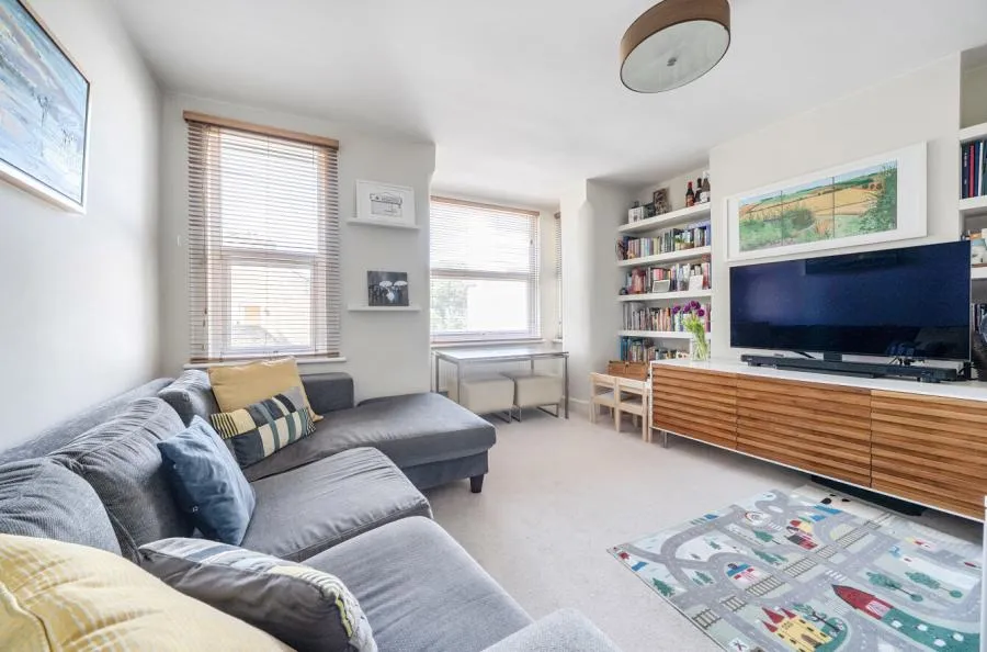 2 bed flat for sale, Calderon Road, London, E11