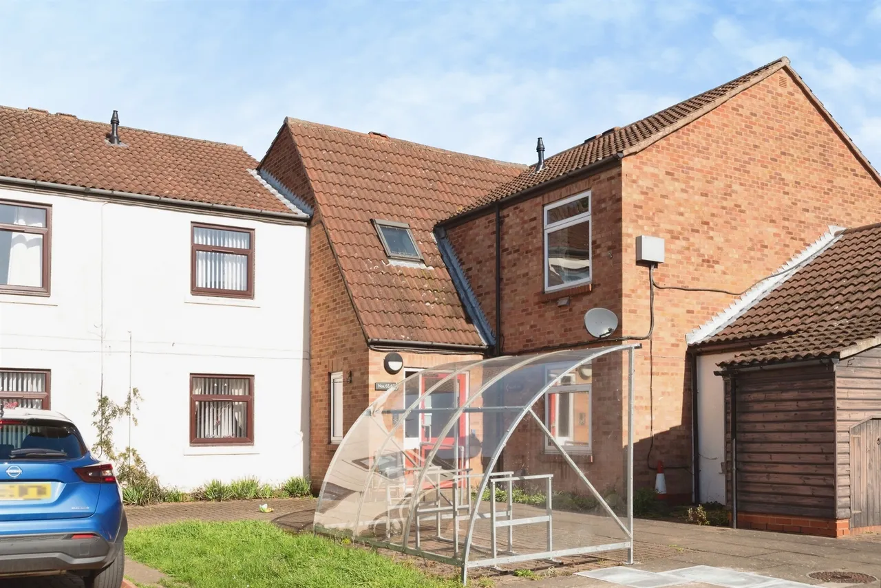 2 bed flat for sale — Watts Road, BEVERLEY