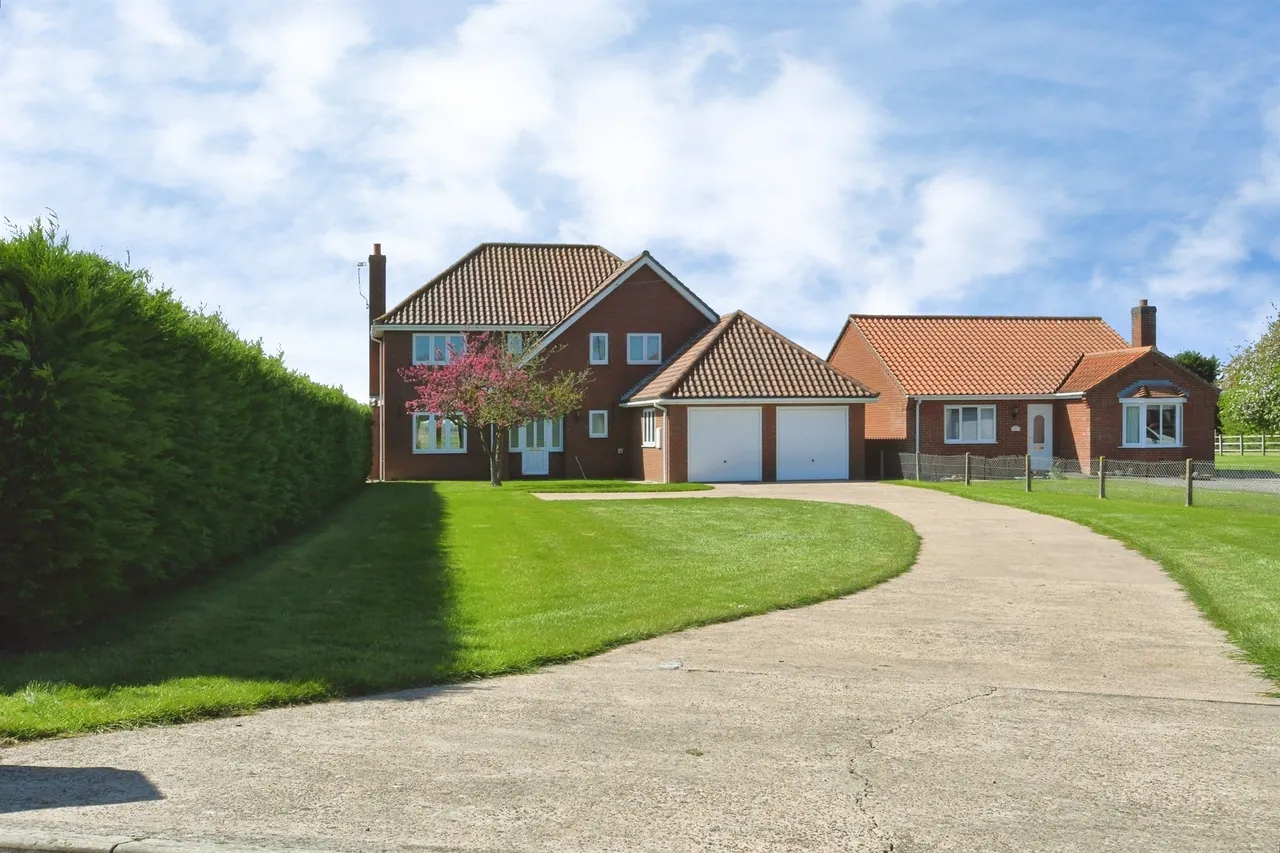 4 bed house for sale, Trentside, Derrythorpe, DN17