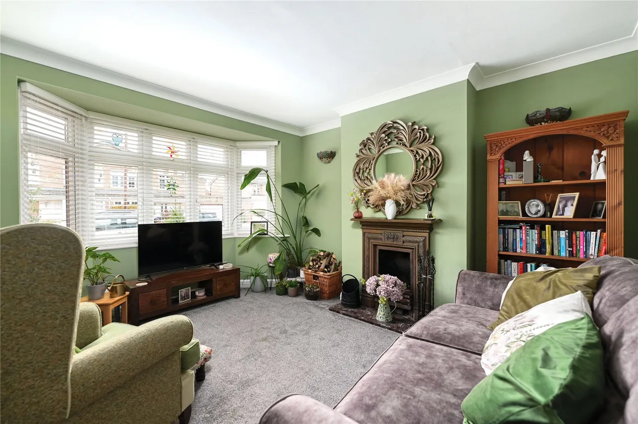 Pavilion Gardens, Staines, TW18, photo 2