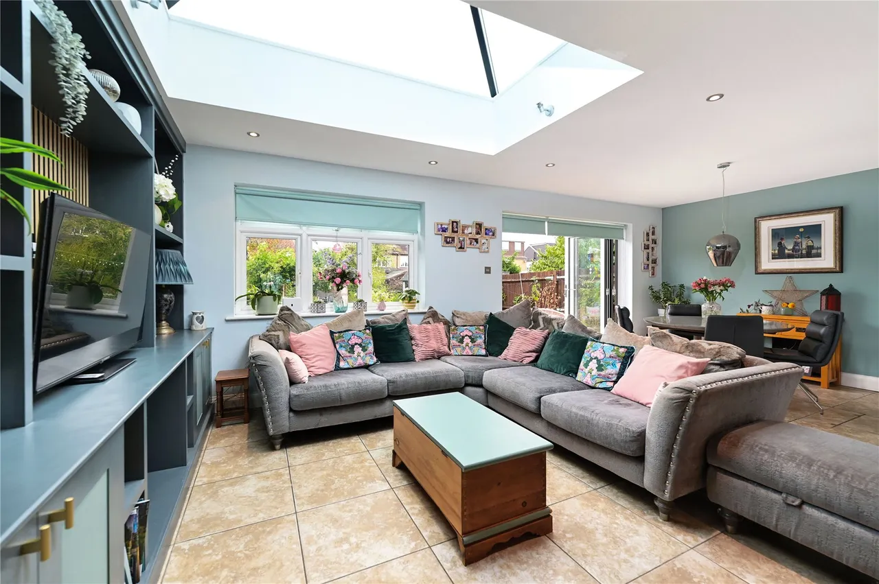 Pavilion Gardens, Staines, TW18, photo 16