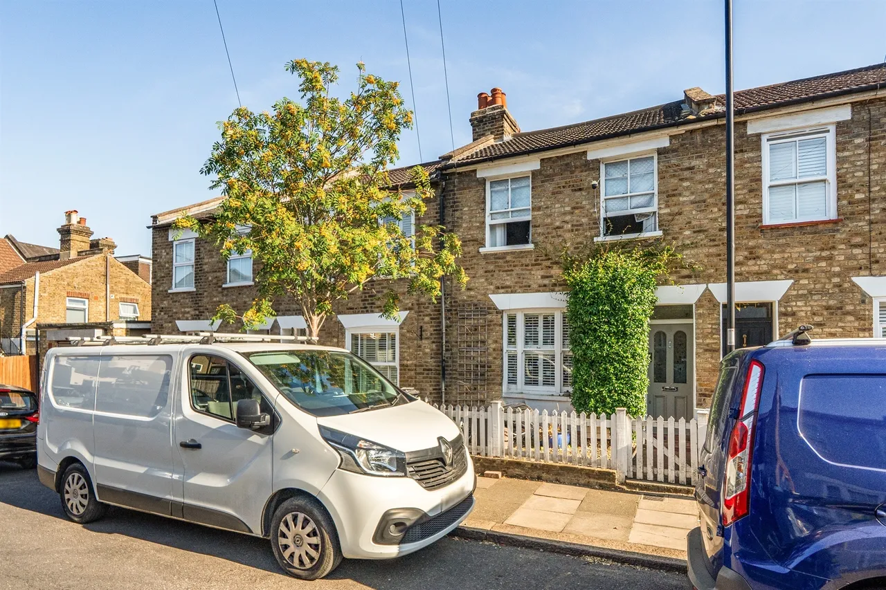 2 bed house for sale — Merton Road, Enfield