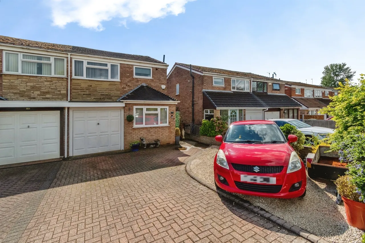 3 bed house for sale — Longford Road, Cannock