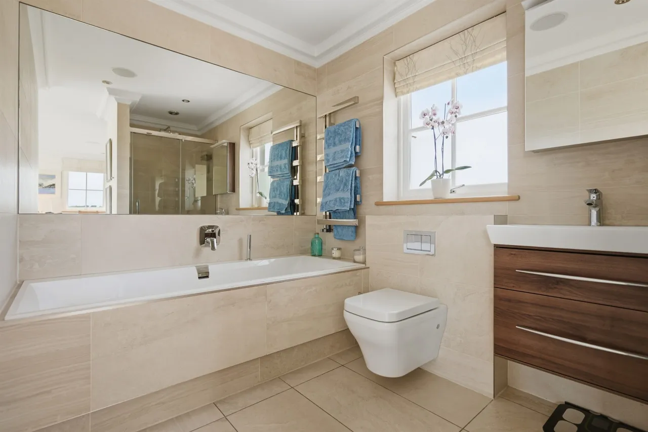 Humbie Road, Newton Mearns, photo 18