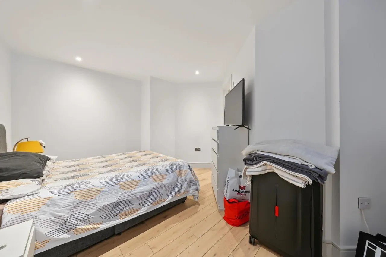 Ostro House, Finchley Road, London, NW2, photo 8