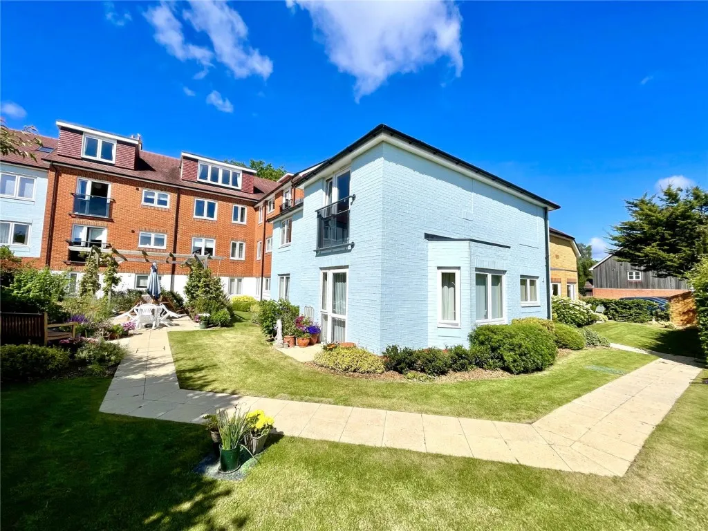 2 bed flat for sale, Lymington, Hampshire
