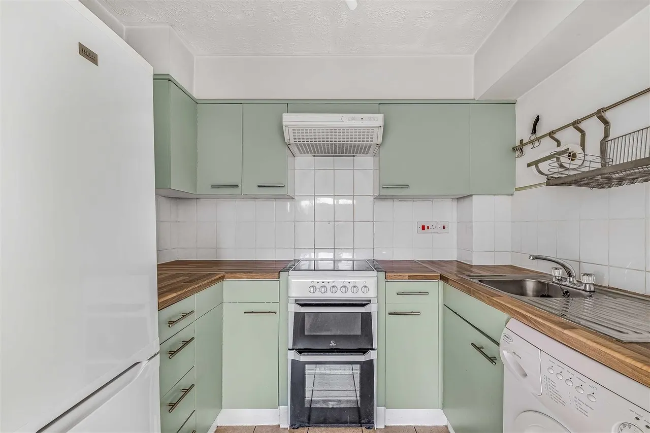 Cotswold Way, Worcester Park, Surrey KT4 8HD, photo 8
