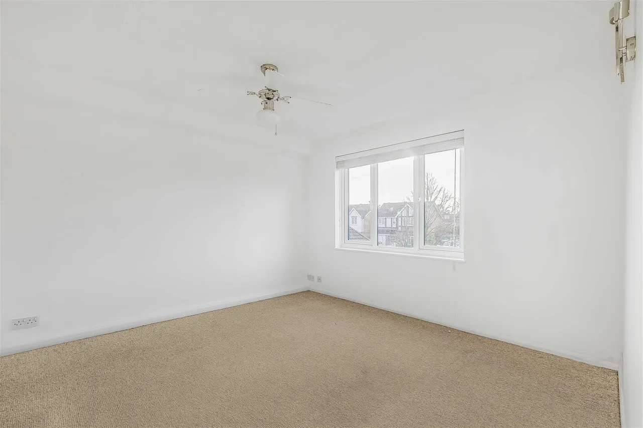 Cotswold Way, Worcester Park, Surrey KT4 8HD, photo 2