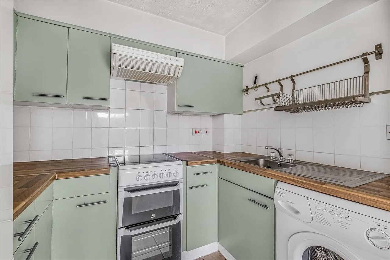 Cotswold Way, Worcester Park, Surrey KT4 8HD, photo 6