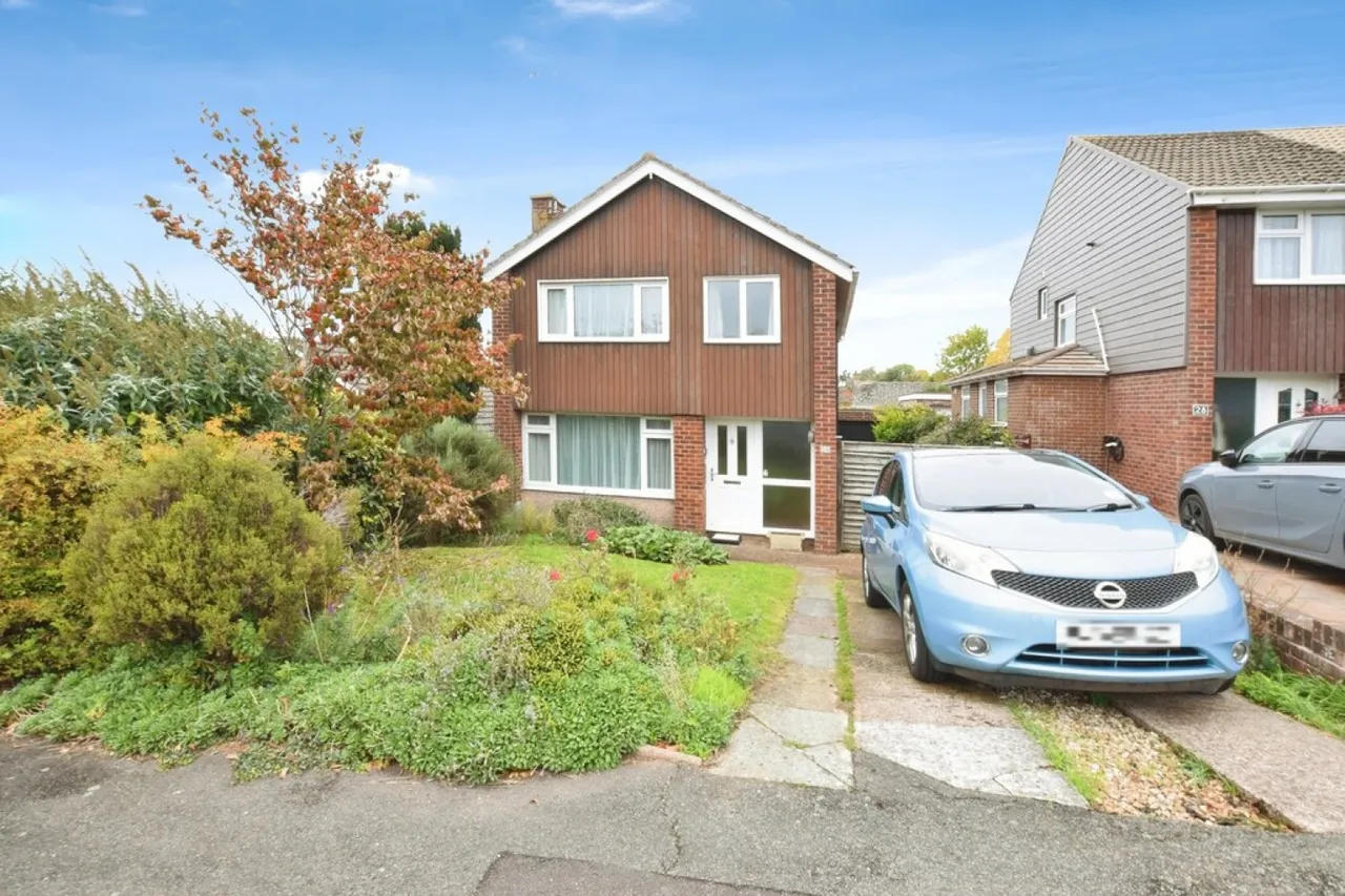 3 bed house for sale — Broadfields Road