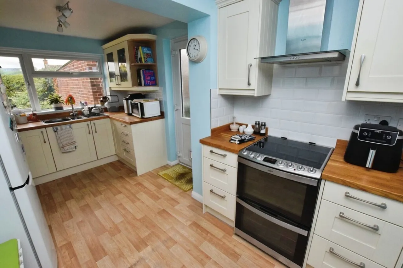 Broadfields Road, photo 5