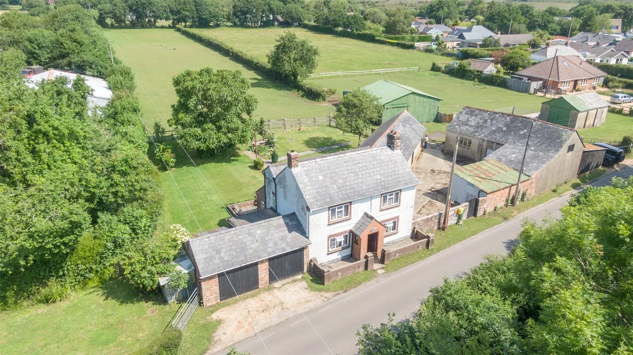 Bull Hill, Pilley, Lymington, Hampshire, SO41 5RA, photo 2