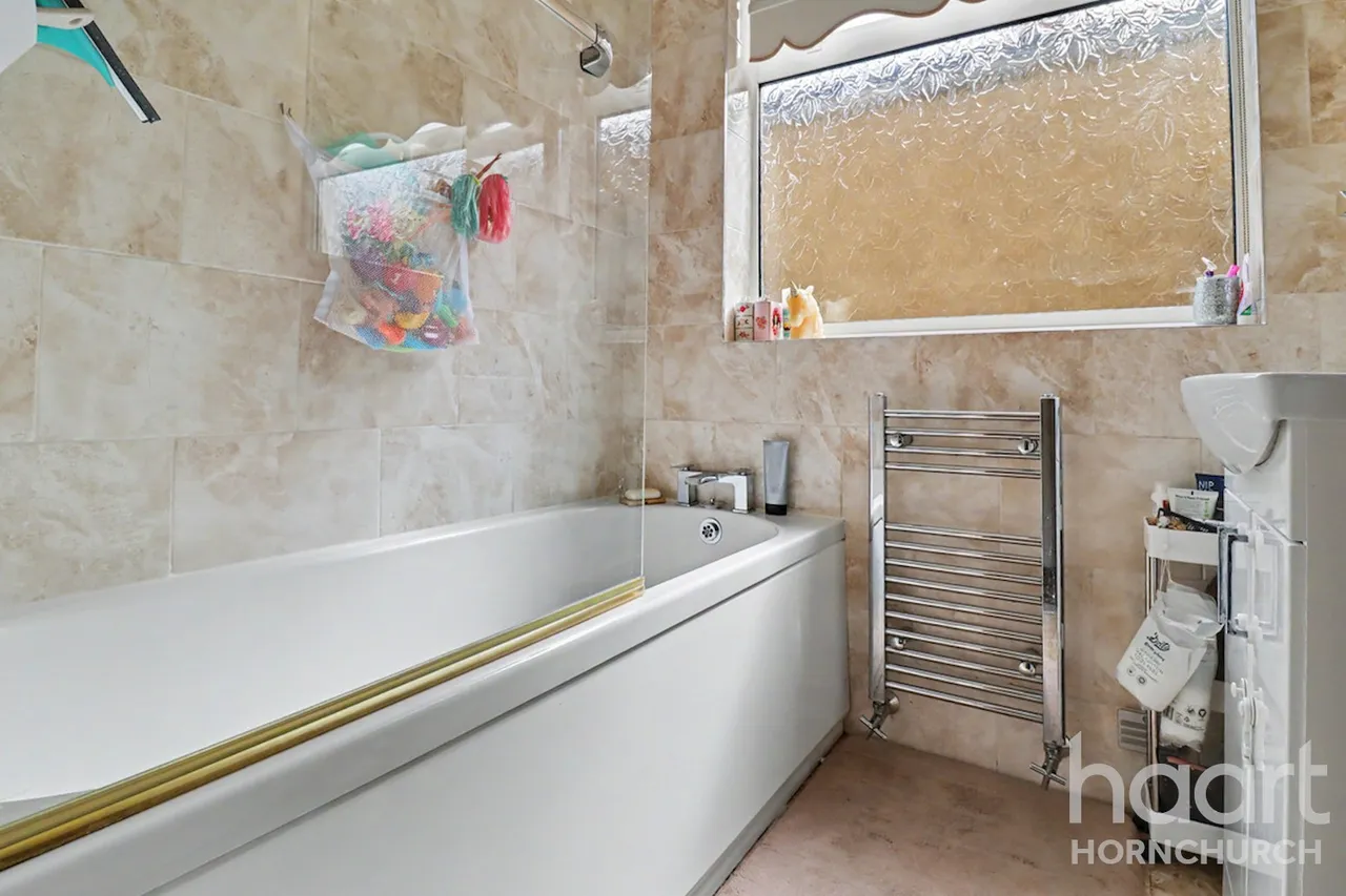 Rainham, RM13, photo 9