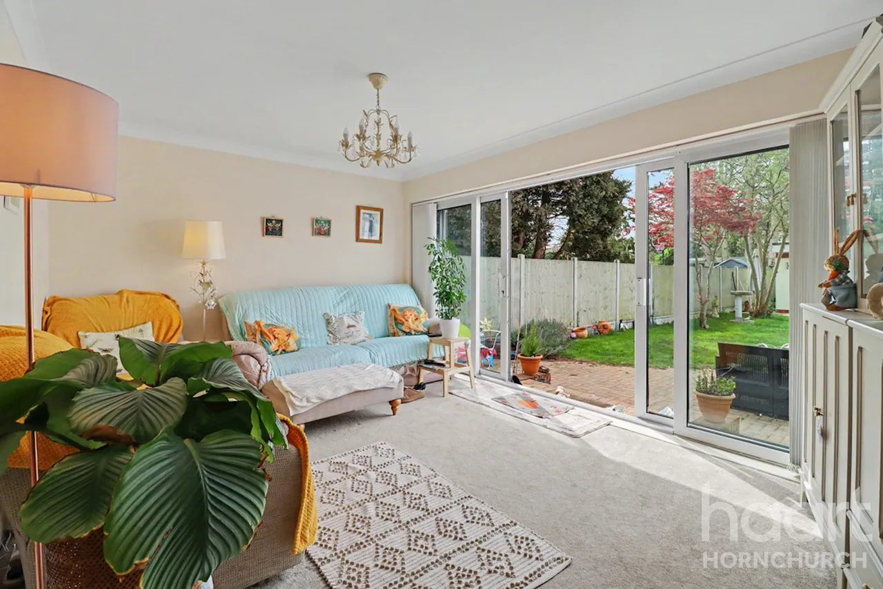 Rainham, RM13, photo 2