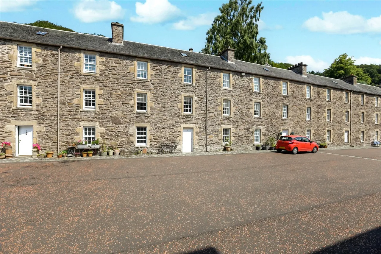 4 bed house for sale — Long Row, Lanark, ML11