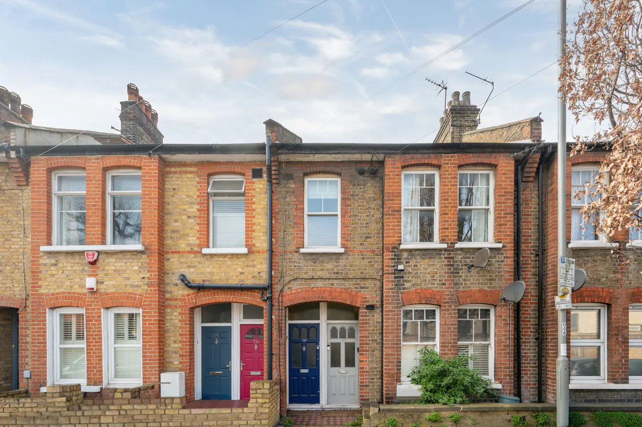 2 bed flat for sale — 73 Silverthorne Road, London