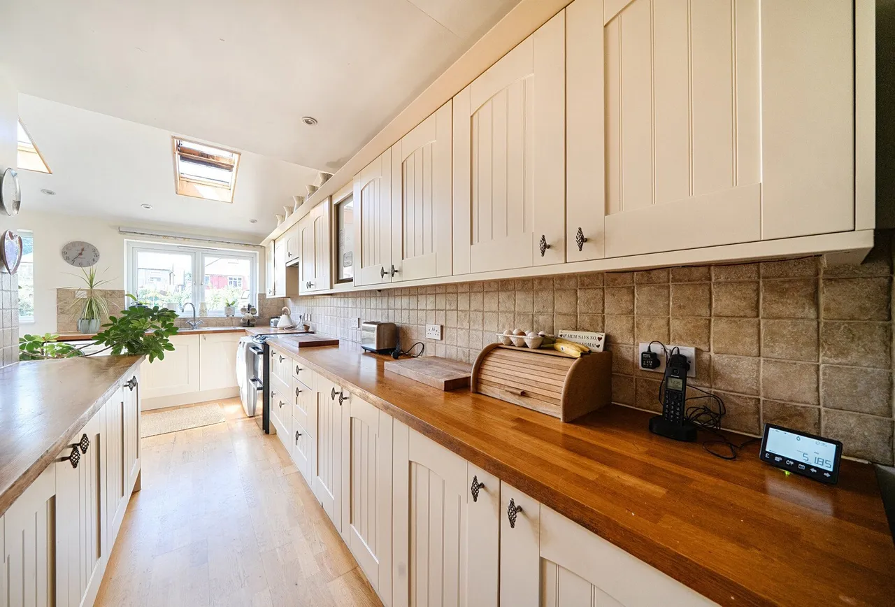 Derek Avenue, Wallington, SM6 7LA, photo 2