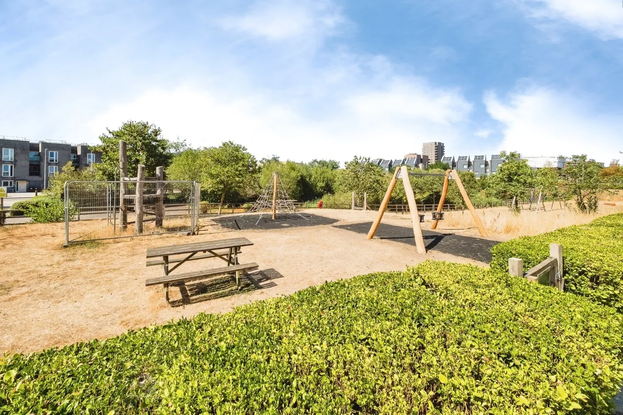 De Pass Gardens, BARKING, Essex, IG11, photo 11