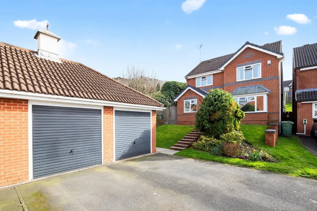 4 bed house for sale — Wilmot Gardens, Dudley