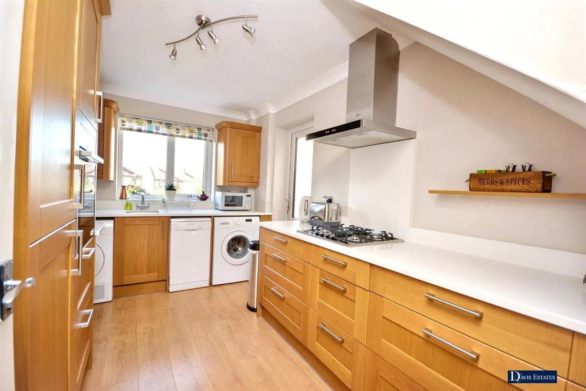 Carlton Road, Gidea Park, RM2, photo 3