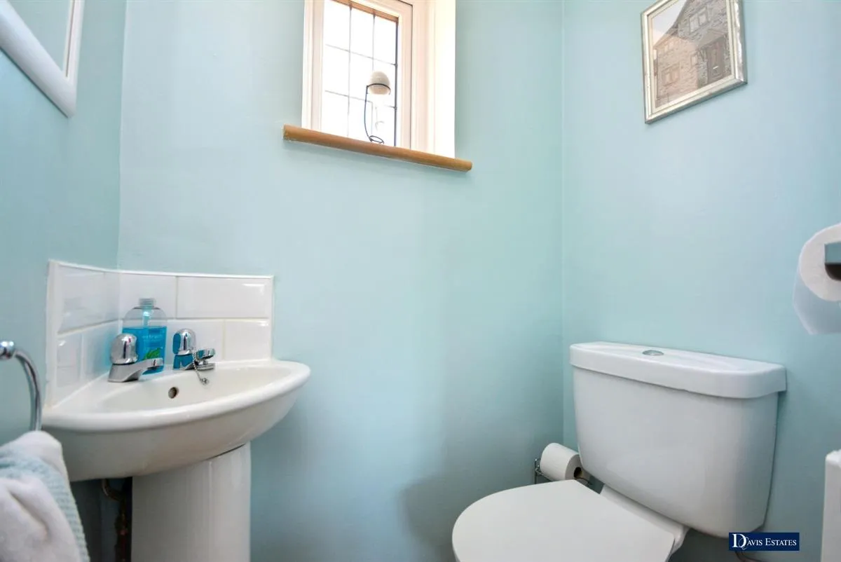 Carlton Road, Gidea Park, RM2, photo 8
