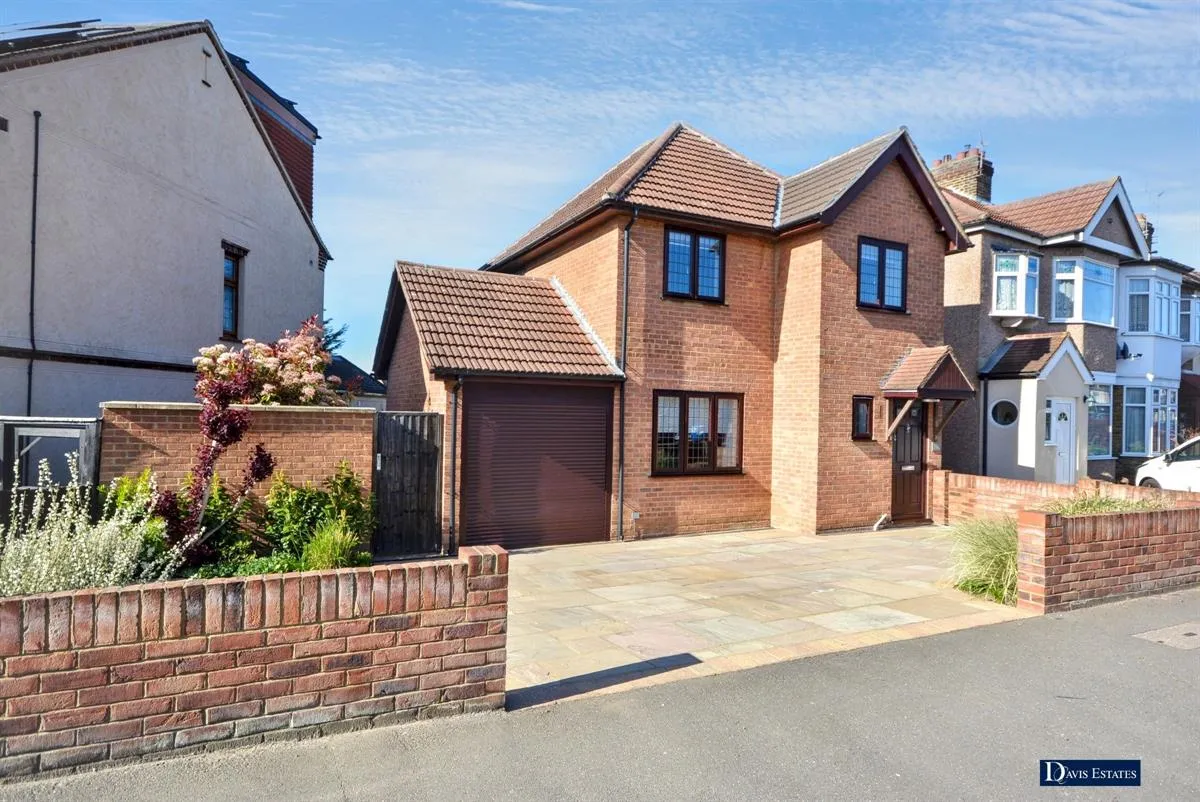 3 bed house for sale, Carlton Road, Gidea Park, RM2