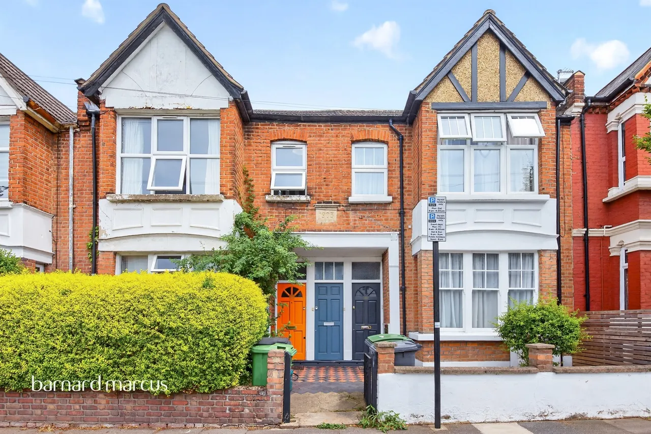 3 bed flat for sale — Chandos Road, London