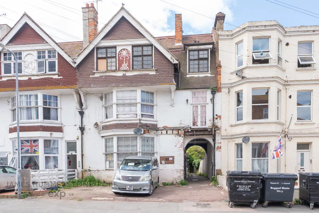 2 bed flat for sale — Harold Road, Cliftonville, Margate