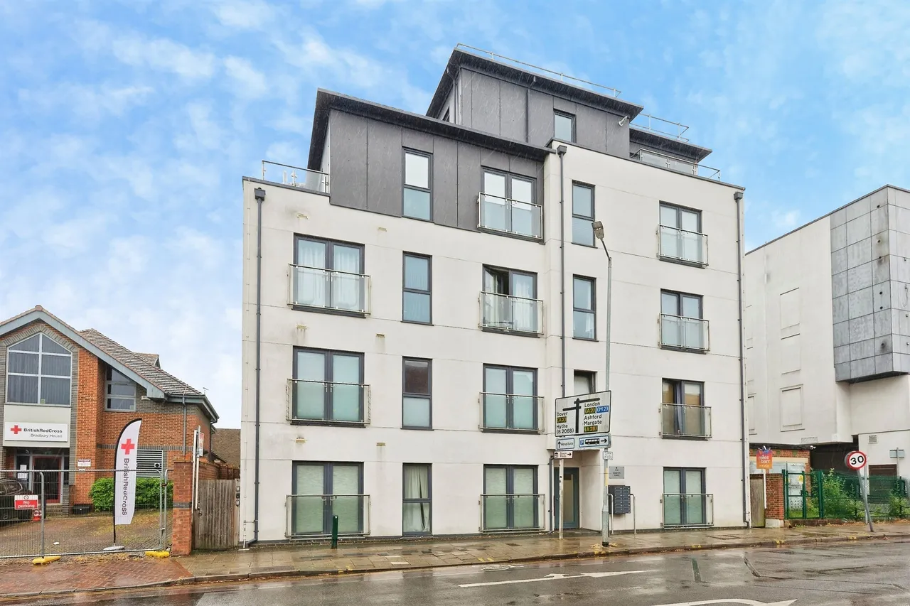 2 bed flat for sale — Lower Chantry Lane, Canterbury