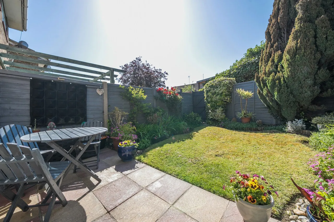 Myrtle Close, DA8, photo 4