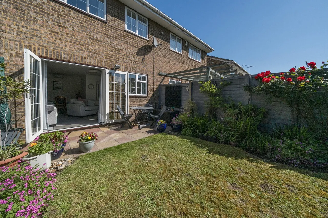 Myrtle Close, DA8, photo 5