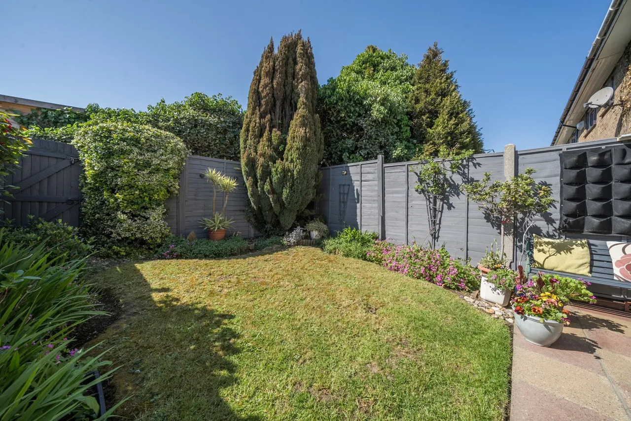 Myrtle Close, DA8, photo 11