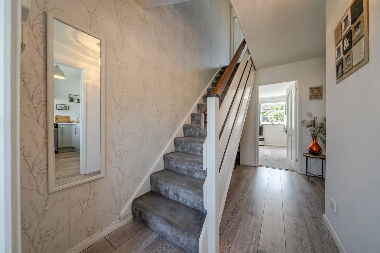 Myrtle Close, DA8, photo 8