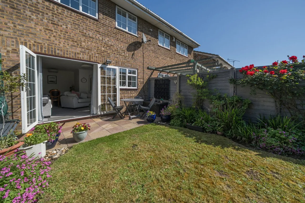 Myrtle Close, DA8, photo 19