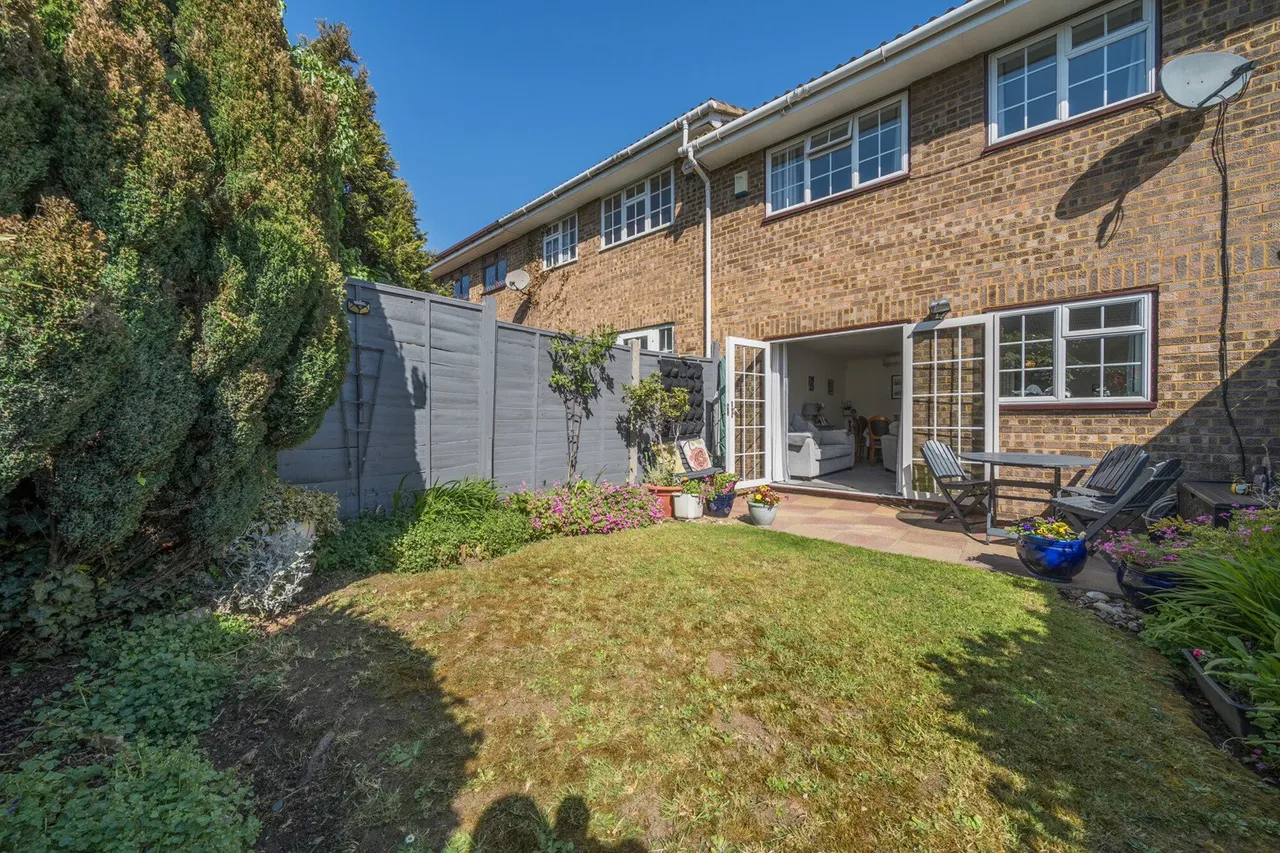Myrtle Close, DA8, photo 12