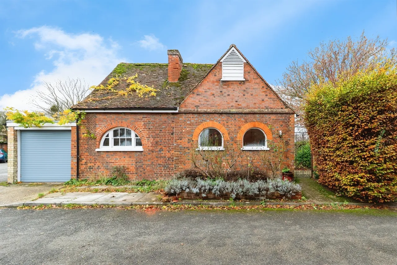 3 bed house for sale — Hitchin Street, Baldock