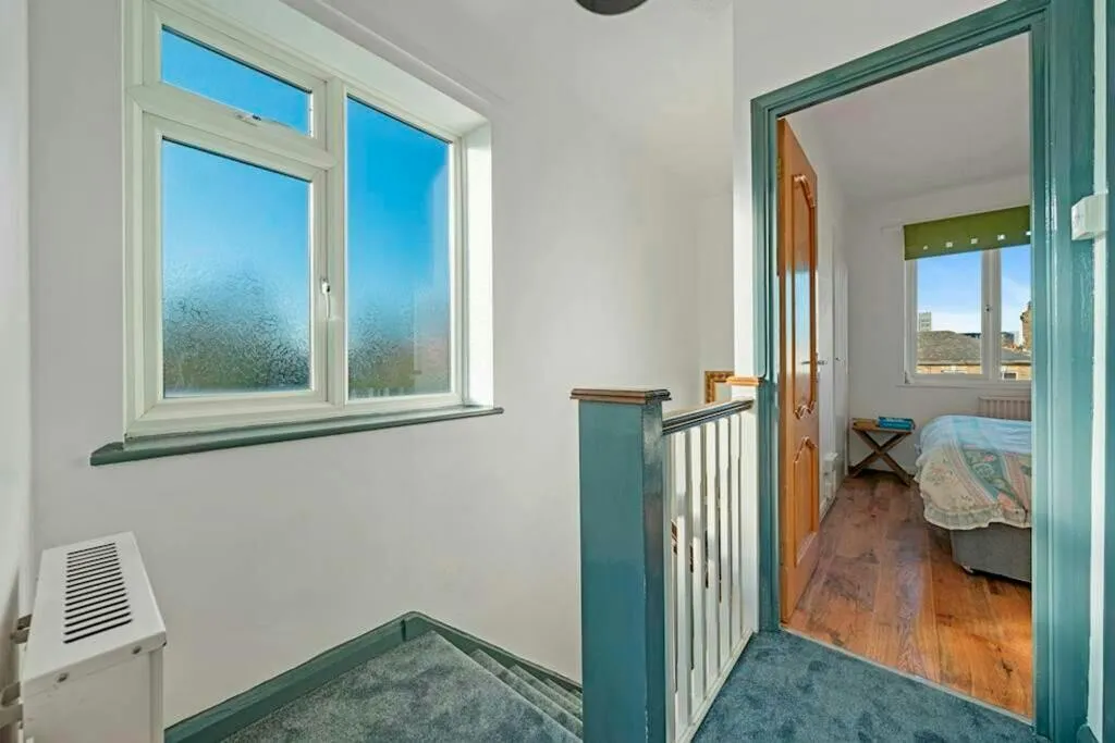 Downside Walk, Brentford, TW8, photo 9