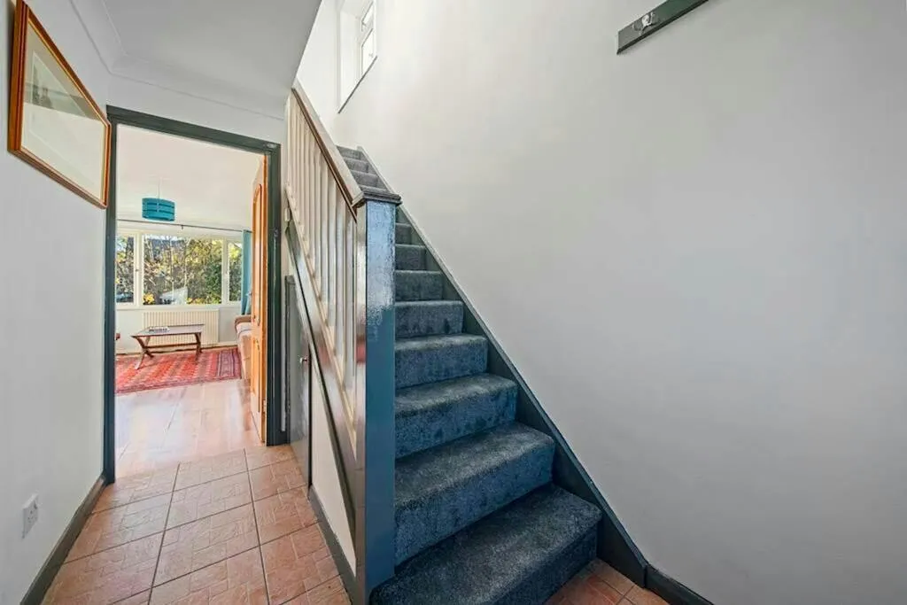 Downside Walk, Brentford, TW8, photo 8