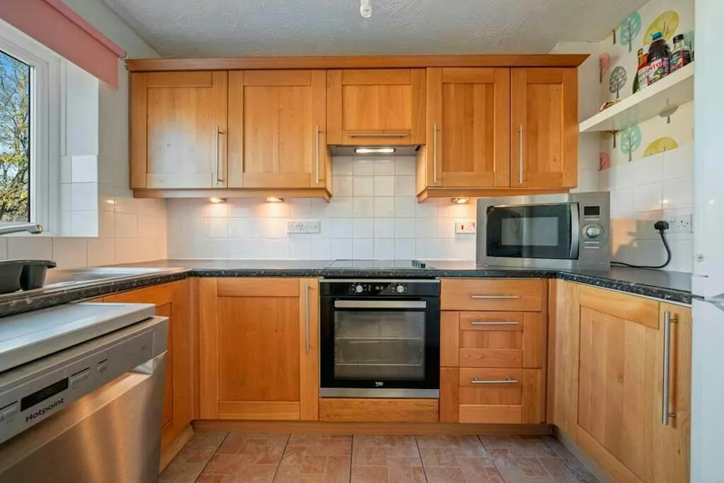 Downside Walk, Brentford, TW8, photo 4
