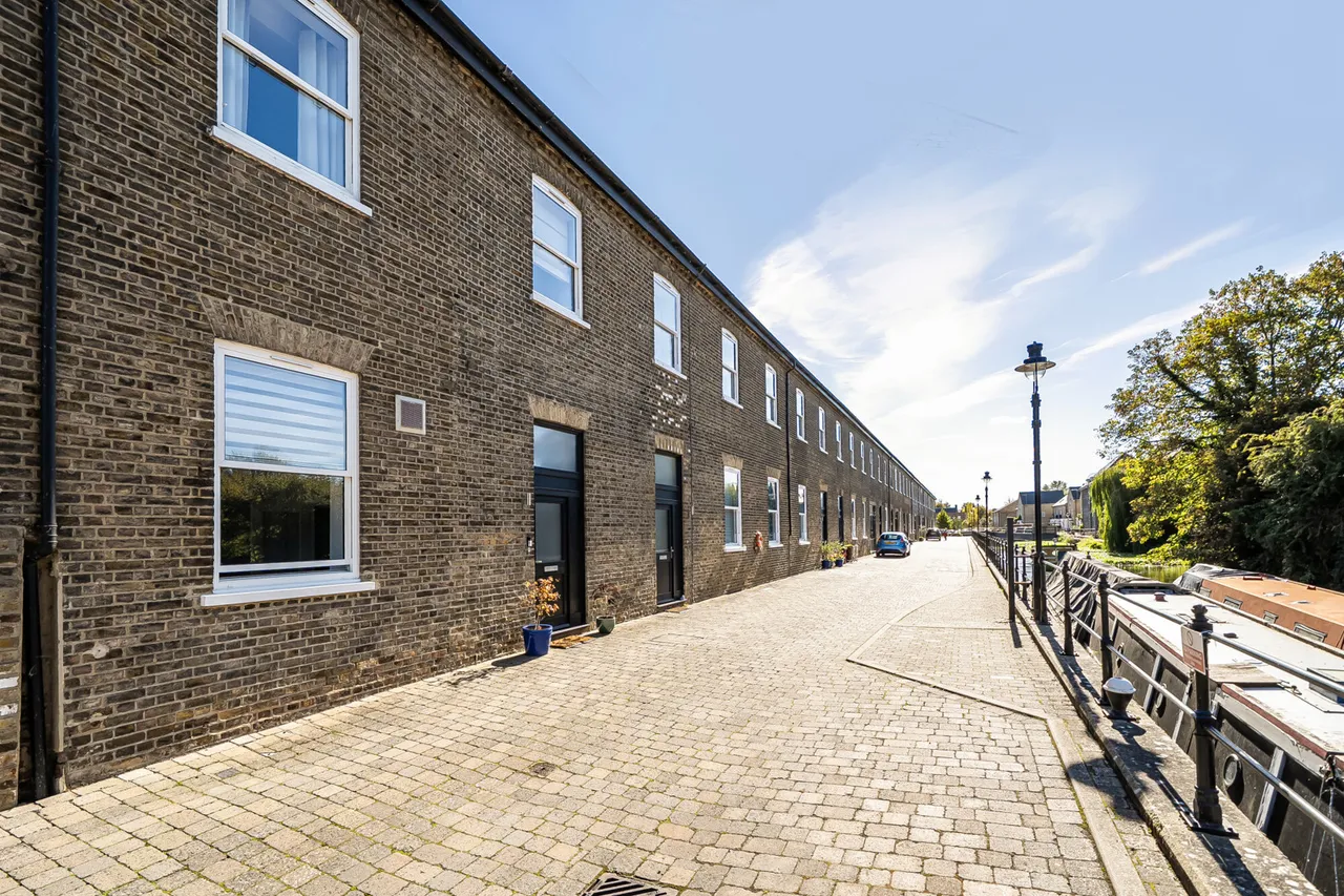 2 bed flat for sale, Royal Quay, Harefield, UB9