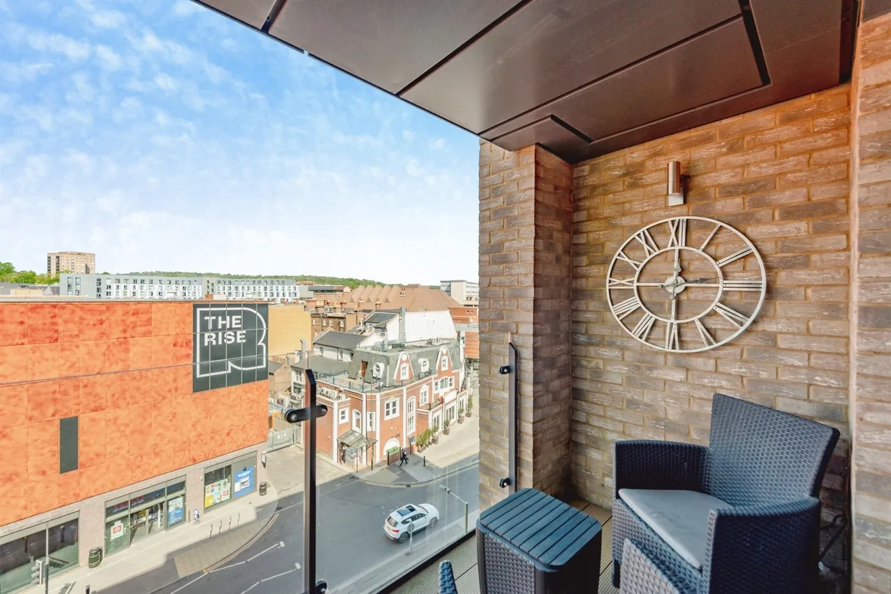 Marketfield Way, Redhill, RH1, photo 2