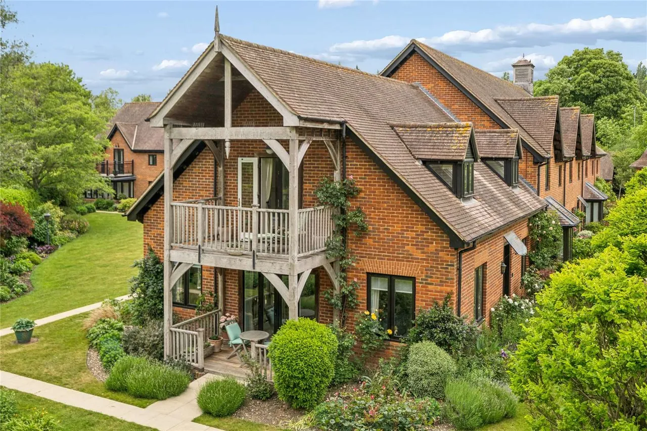 2 bed house for sale — Remenham Row, Wargrave Road, Henley-on-Thames, Oxfordshire, RG9 2LQ