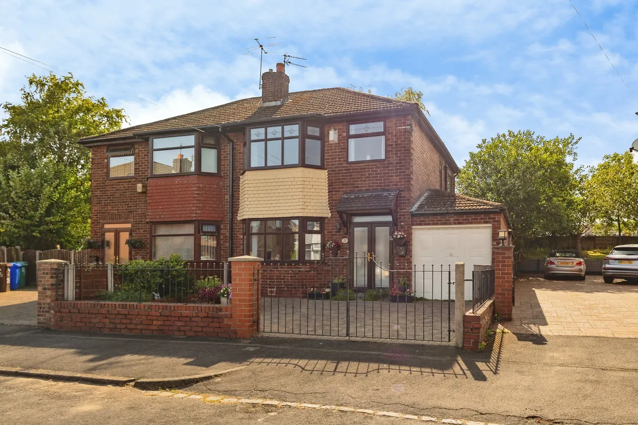 3 bed house for sale, Silverstone Drive, Manchester, M40