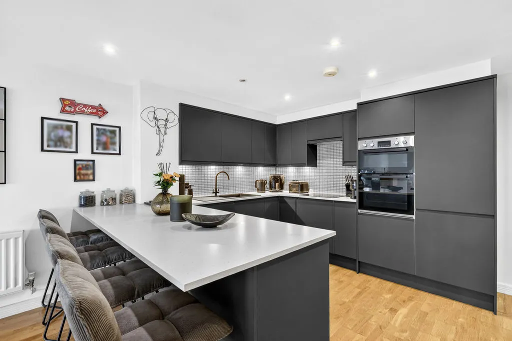 1 bed flat to rent — Bridge Street, Walton-On-Thames KT12 1AS