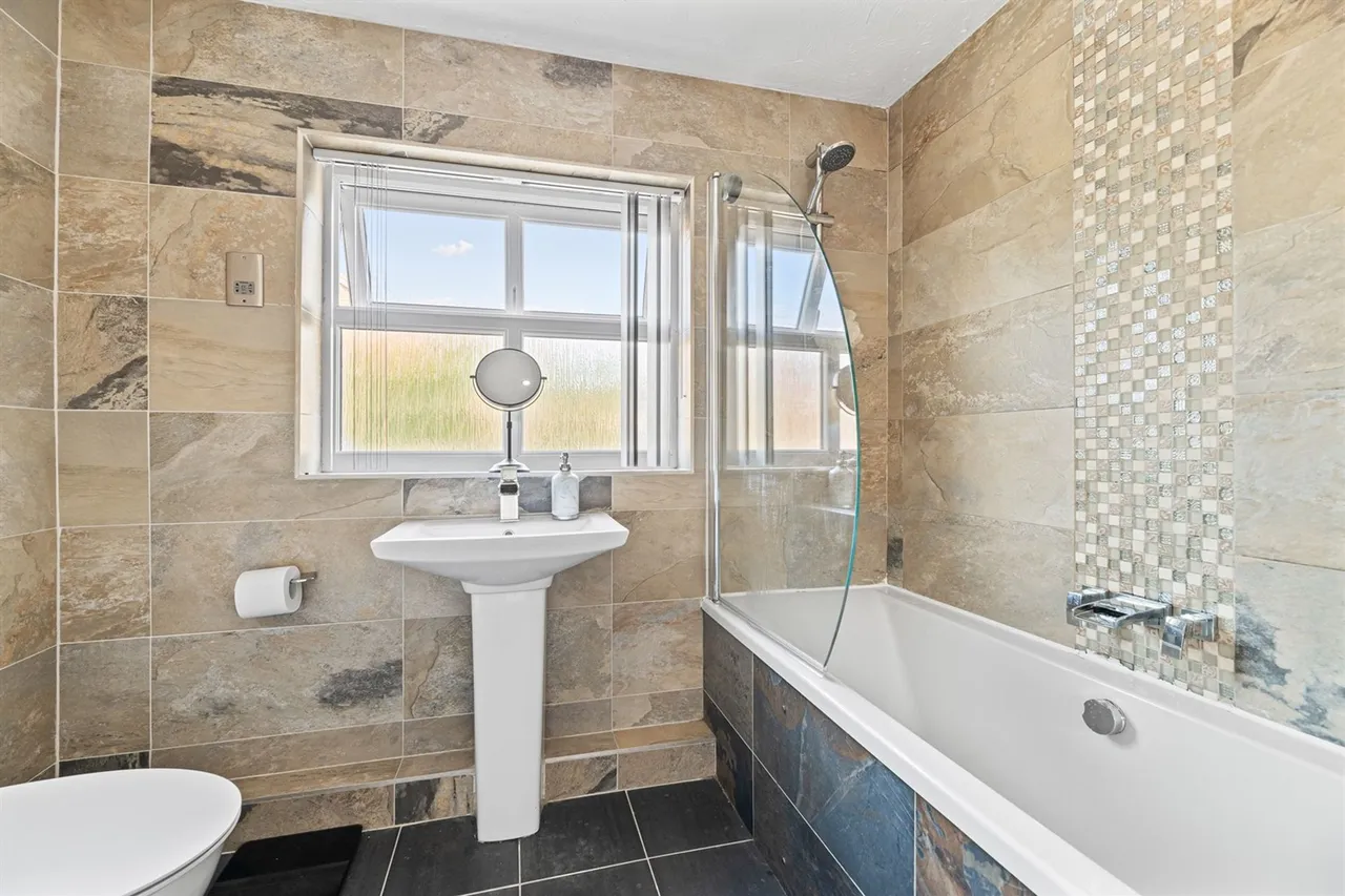 Waterside Drive, Frodsham, photo 15