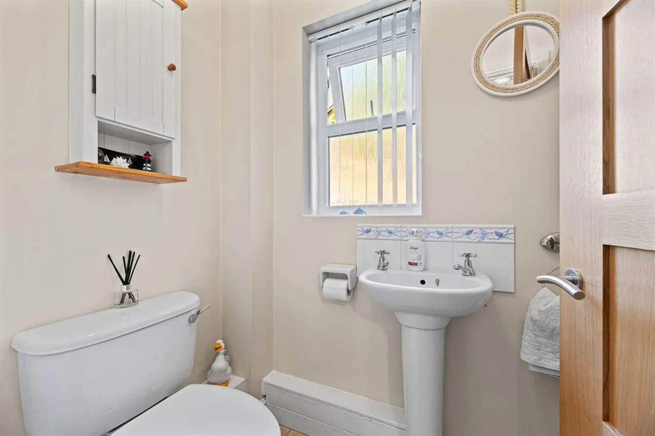 Waterside Drive, Frodsham, photo 11