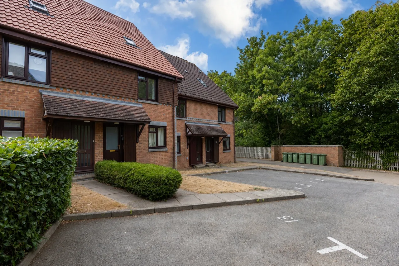 Lawrence Close, Burpham, GU4, photo 21