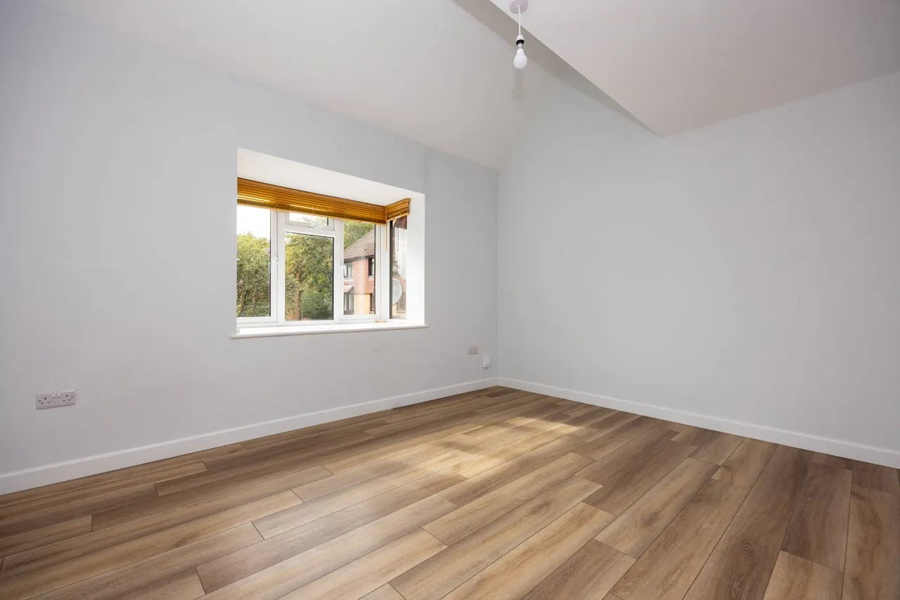 Lawrence Close, Burpham, GU4, photo 8