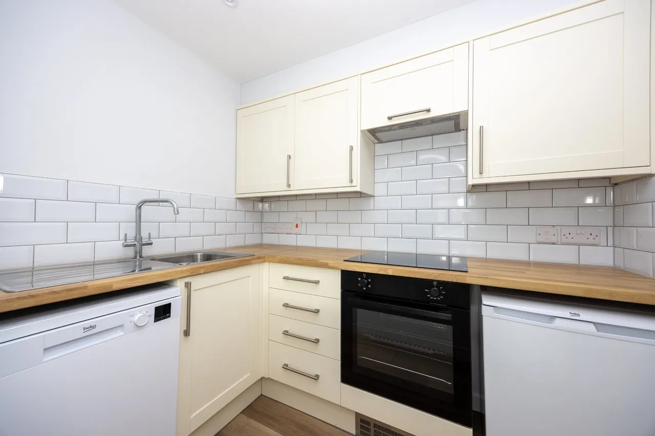Lawrence Close, Burpham, GU4, photo 2